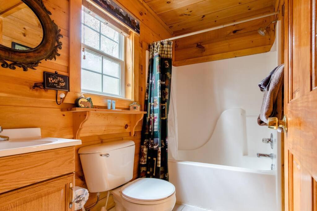 Cozy Cabin W/Hot Tub & Wifi In Gatlinburg Villa Exterior photo
